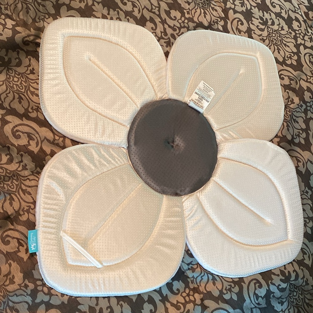 Blooming Baby Lotus Bath Mat - Picture 3 of 16